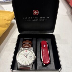 Wenger Swiss Army Men's Watch with Leather Band, Tin And Swiss Army Knife 7290X